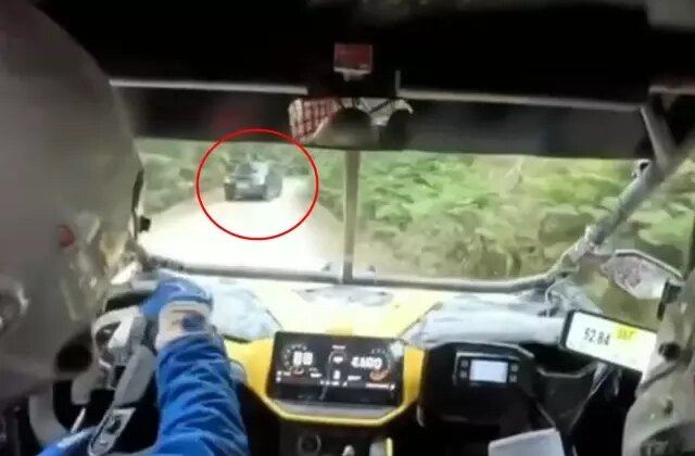 Baja yarışında sivil araç tehlike saçtı: Tecrübeli pilotlar faciayı önledi