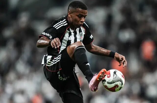 Beşiktaş’ın eski oyuncusu Kenny Arroyo, derbi sonrası Siyah-beyazlı taraftarı çıldırttı