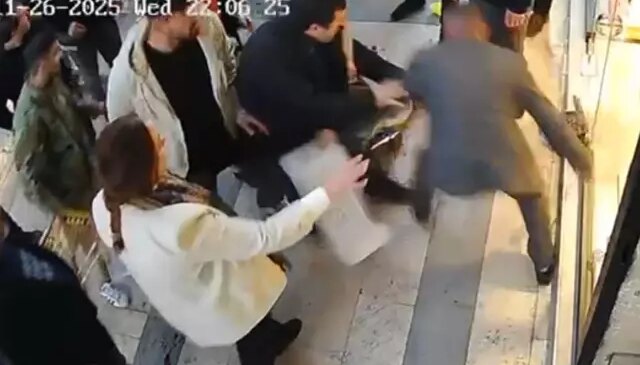 Bıçaklı saldırıya uğrayan kadını, esnaflar meyve kasalarıyla kurtardı