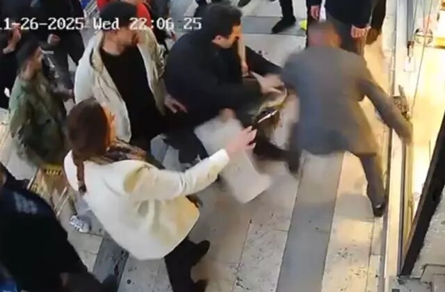 Bıçaklı saldırıya uğrayan kadını, esnaflar meyve kasalarıyla kurtardı