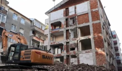 Bina yıkılınca ortaya çıktı; 40 sene boyunca iki apartman tek duvarı kullanmış