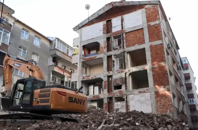 Bina yıkılınca ortaya çıktı; 40 sene boyunca iki apartman tek duvarı kullanmış