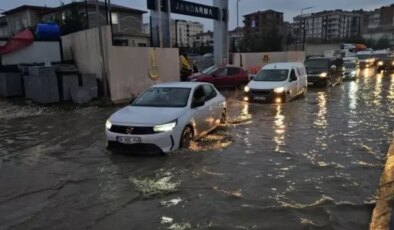 Bir anda bastırdı! Sağanak yağış hayatı felç etti