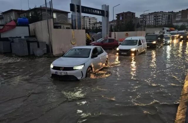 Bir anda bastırdı! Sağanak yağış hayatı felç etti