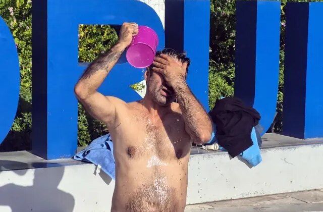 Bodrum’da susuzluğu protesto etmek amacıyla meydanda duş aldı