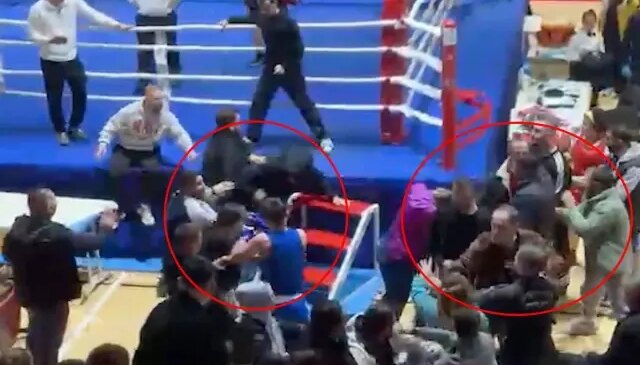 Boks turnuvasında kavga ring dışına taştı, yumruklar havada uçuştu