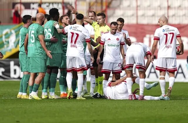 Bu maçta görülen kırmızı kartlara inanamayacaksınız