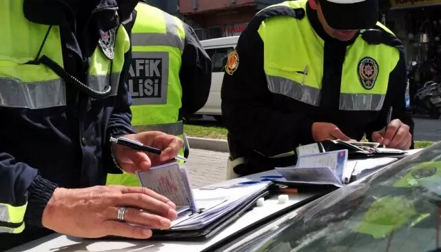 Bugünden itibaren 5 ay zorunlu! Kurala uymayan sürücülere 6 bin TL ceza var