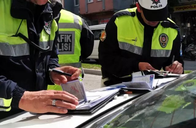 Bugünden itibaren 5 ay zorunlu! Kurala uymayan sürücülere 6 bin TL ceza var