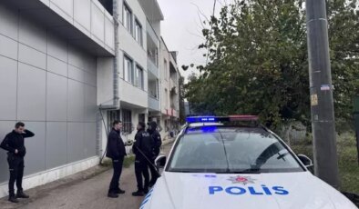 Eve taş atan oğlunu yakalamak isterken balkondan düştü