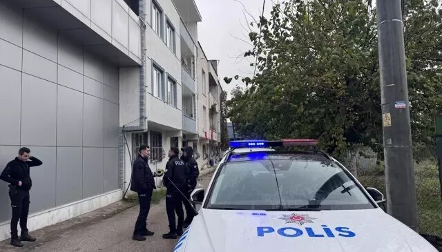 Eve taş atan oğlunu yakalamak isterken balkondan düştü