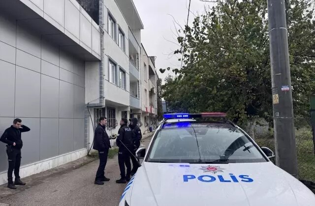 Eve taş atan oğlunu yakalamak isterken balkondan düştü