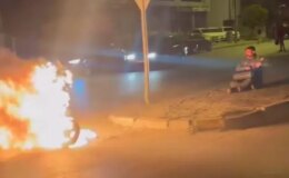 Çalışmayan motorunu ateşe verdi, karşısına geçip keyifle izledi