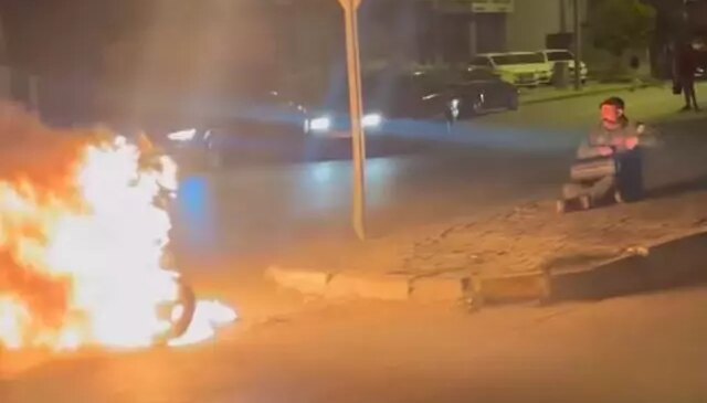 Çalışmayan motorunu ateşe verdi, karşısına geçip keyifle izledi