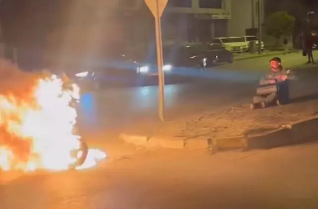 Çalışmayan motorunu ateşe verdi, karşısına geçip keyifle izledi