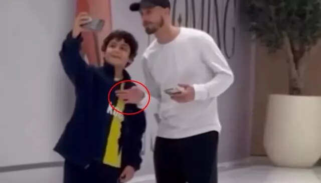 Cerny’nin Fenerbahçeli taraftarla fotoğraf çekilirken yaptığı hareket gündem oldu