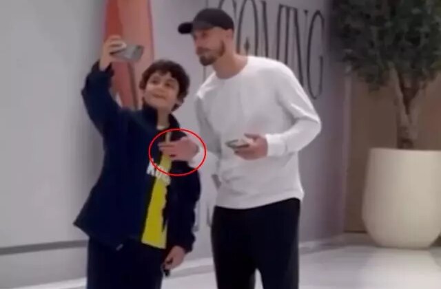 Cerny’nin Fenerbahçeli taraftarla fotoğraf çekilirken yaptığı hareket gündem oldu