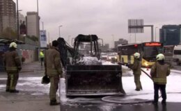 İstanbul E5’te iş makinesi yandı, trafikte yoğunluk oluştu