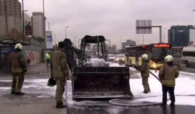 İstanbul E5’te iş makinesi yandı, trafikte yoğunluk oluştu