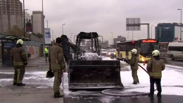 İstanbul E5’te iş makinesi yandı, trafikte yoğunluk oluştu