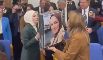 CHP’li Dinçer’den, Bakan Göktaş’a Saliha Akkaş’ın fotoğrafı ve hırkası ile protesto