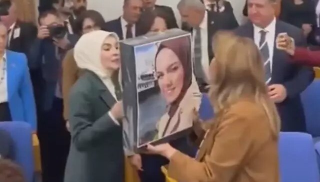 CHP’li Dinçer’den, Bakan Göktaş’a Saliha Akkaş’ın fotoğrafı ve hırkası ile protesto