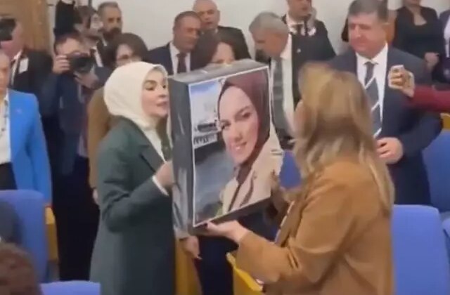 CHP’li Dinçer’den, Bakan Göktaş’a Saliha Akkaş’ın fotoğrafı ve hırkası ile protesto