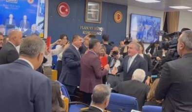 CHP’liler kırmızı kart gösterdi, Bakan Bak “VAR”dan döner” dedi