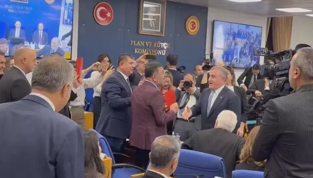 CHP’liler kırmızı kart gösterdi, Bakan Bak “VAR”dan döner” dedi