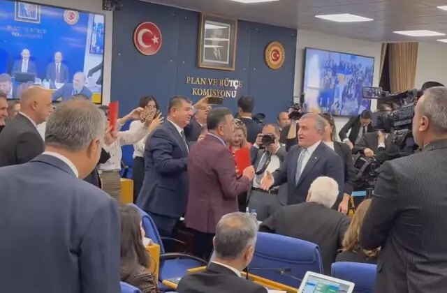 CHP’liler kırmızı kart gösterdi, Bakan Bak “VAR”dan döner” dedi