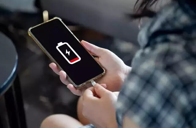 Çoğu kişi bilmiyor! Telefonlarını bu saatlerde şarj edenlere kötü haber