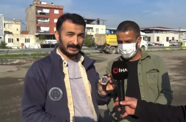 Çöp çöp dolaşıp servet topluyorlar! Bulduğu saatin fiyatına inanamadı