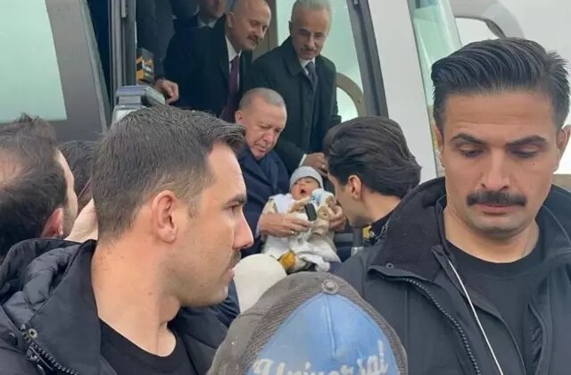 Cumhurbaşkanı Erdoğan, 4 aylık bebeği görünce konvoyu durdurdu