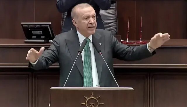 Cumhurbaşkanı Erdoğan “Devrim” dedi, bütün salon ayağa kalktı
