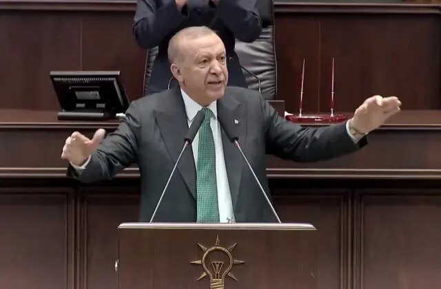 Cumhurbaşkanı Erdoğan “Devrim” dedi, bütün salon ayağa kalktı