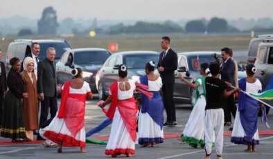 Cumhurbaşkanı Erdoğan’a Güney Afrika’da renkli karşılama! İlgiyle izledi