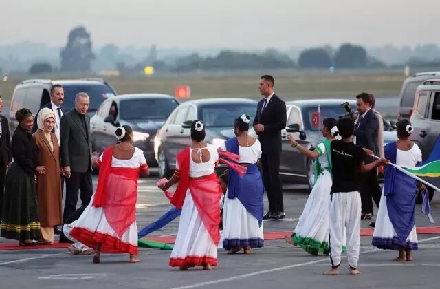 Cumhurbaşkanı Erdoğan’a Güney Afrika’da renkli karşılama! İlgiyle izledi