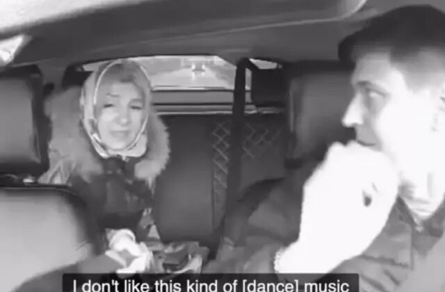 Dans müziğine dayanamayan kadın, şoförü maket bıçağı ile tehdit etti