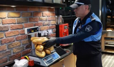 Böyle esnaflar da var! Ekmeği tartıya koyan ekipler, işletme sahibine teşekkür etti