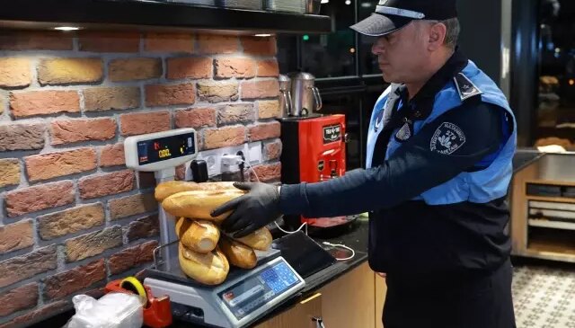 Böyle esnaflar da var! Ekmeği tartıya koyan ekipler, işletme sahibine teşekkür etti
