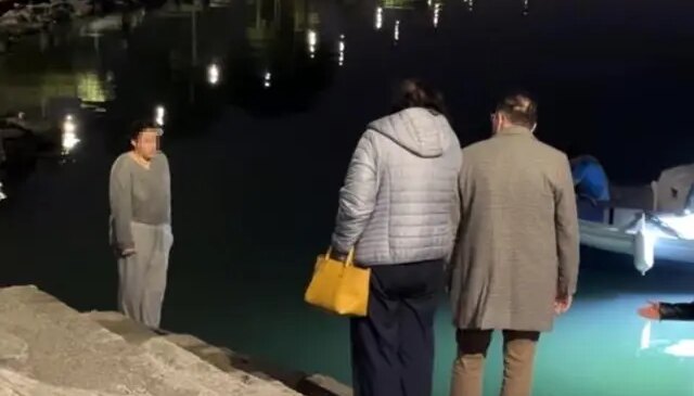 Denize atlamak isteyen genç kızı anne ve babası ikna etti