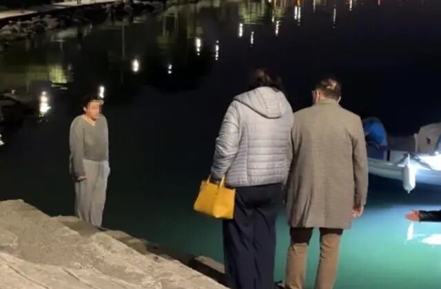 Denize atlamak isteyen genç kızı anne ve babası ikna etti