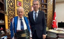 Devlet Bahçeli, Karaşar Türkmen Alevilerinin mahalli kıyafetiyle hatıra pozu verdi