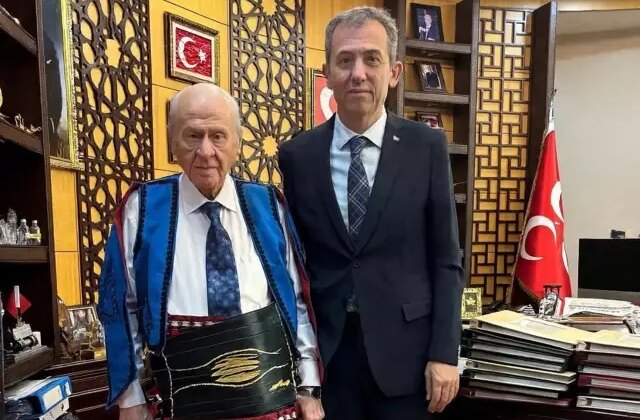 Devlet Bahçeli, Karaşar Türkmen Alevilerinin mahalli kıyafetiyle hatıra pozu verdi