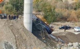 Diyarbakır’da viyadük inşaatında iskele çöktü! 2 işçi göçük altında, 4 yaralı var