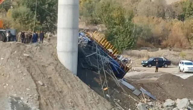 Diyarbakır’da viyadük inşaatında iskele çöktü! 2 işçi göçük altında, 4 yaralı var