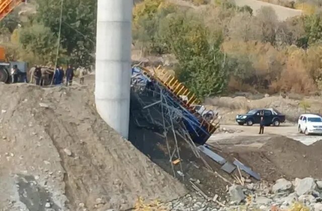 Diyarbakır’da viyadük inşaatında iskele çöktü! 2 işçi göçük altında, 4 yaralı var