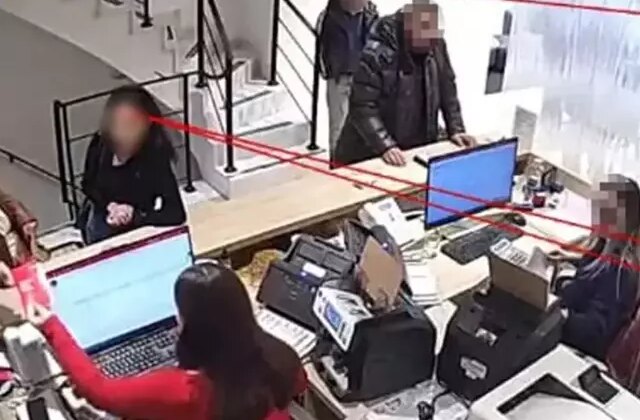 Doktordan 79 yaşındaki kadına korkunç tuzak! Bakımevinden valiz dolusu para çıktı