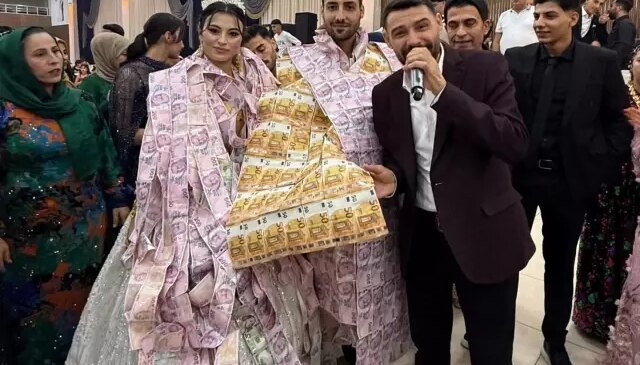 Düğünde gelin ve damada paradan yelek giydirip, taç taktılar