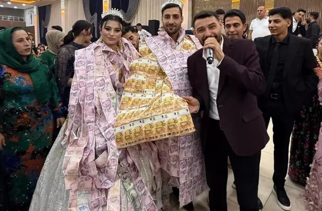 Düğünde gelin ve damada paradan yelek giydirip, taç taktılar